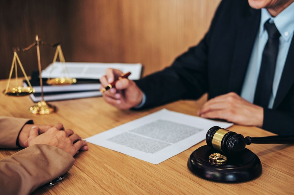 Hiring a Divorce Attorney —How To Choose? 